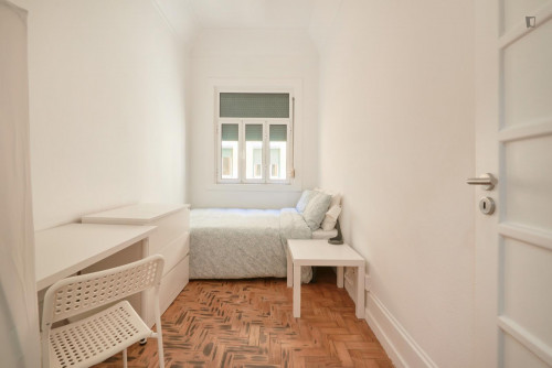 Neat double bedroom in Marquês de Pombal