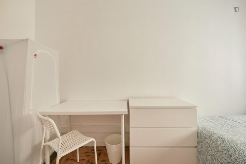 Neat double bedroom in Marquês de Pombal