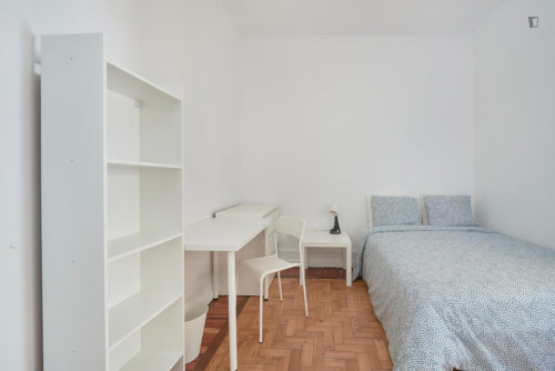 Large double bedroom in Marquês de Pombal