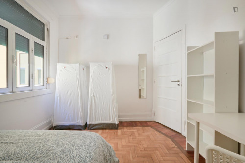 Large double bedroom in Marquês de Pombal