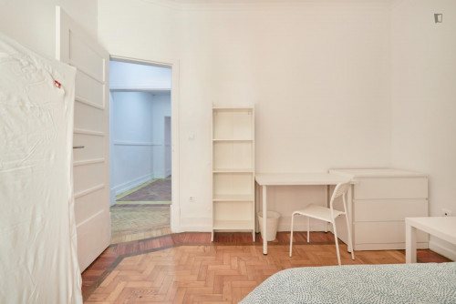 Large double bedroom in Marquês de Pombal