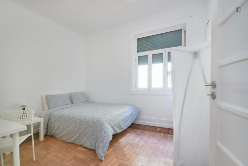 Large double bedroom in Marquês de Pombal - Gallery - 5