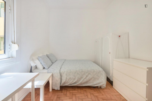 Luminous double bedroom in Marquês de Pombal