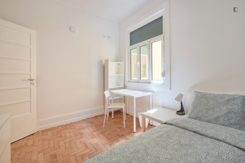 Luminous double bedroom in Marquês de Pombal