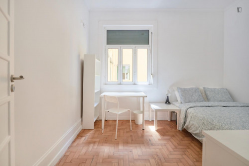 Luminous double bedroom in Marquês de Pombal