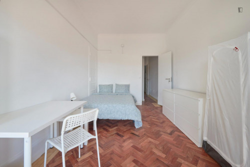 Spacious double bedroom, with a balcony, in Marquês de Pombal - Gallery - 6