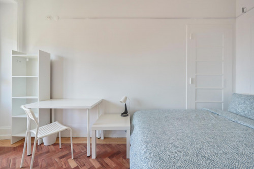 Spacious double bedroom, with a balcony, in Marquês de Pombal - Gallery - 5