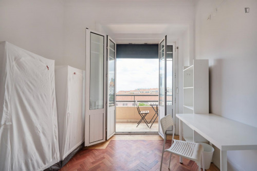 Spacious double bedroom, with a balcony, in Marquês de Pombal