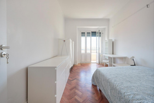 Spacious double bedroom, with a balcony, in Marquês de Pombal