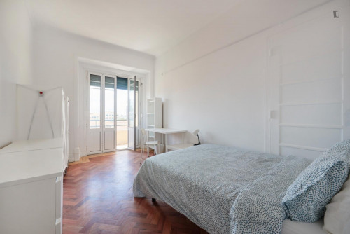 Spacious double bedroom, with a balcony, in Marquês de Pombal