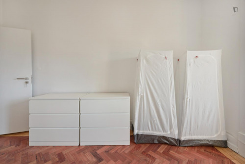 Spacious double bedroom, with a balcony, in Marquês de Pombal - Gallery - 7