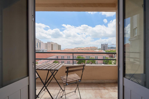 Spacious double bedroom, with a balcony, in Marquês de Pombal - Gallery - 9