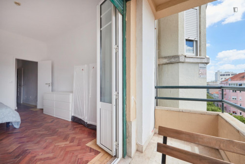 Spacious double bedroom, with a balcony, in Marquês de Pombal