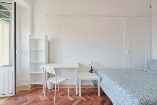 Spacious double bedroom, with a balcony, in Marquês de Pombal - Gallery - 8