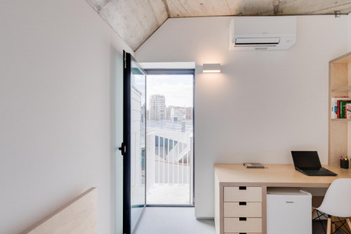 Welcoming double ensuite bedroom with a balcony, in a residence in Sete Rios - Gallery - 7