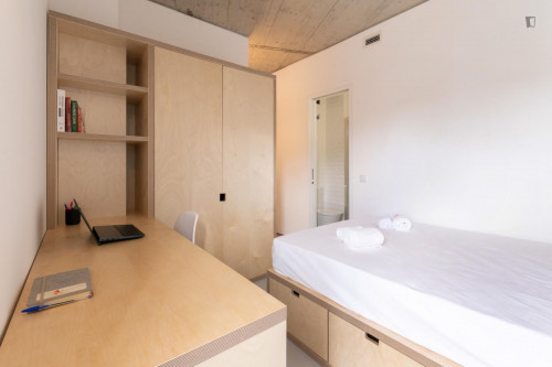 Welcoming double ensuite bedroom with a balcony, in a residence in Sete Rios