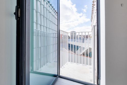 Welcoming double ensuite bedroom with a balcony, in a residence in Sete Rios - Gallery - 8