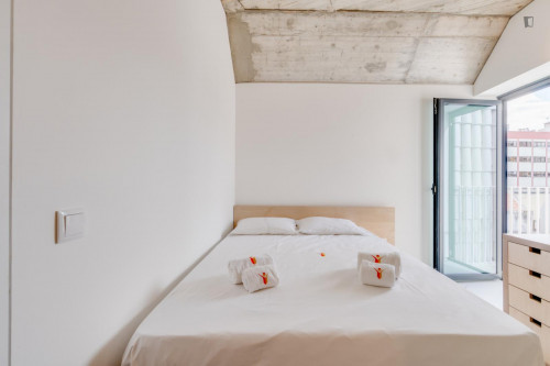 Welcoming double ensuite bedroom with a balcony, in a residence in Sete Rios