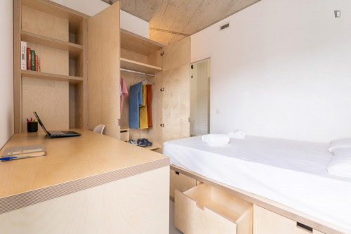 Welcoming double ensuite bedroom with a balcony, in a residence in Sete Rios - Gallery - 6