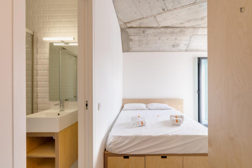 Welcoming double ensuite bedroom with a balcony, in a residence in Sete Rios - Gallery - 5