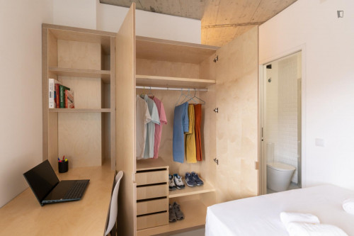 Welcoming double ensuite bedroom with a balcony, in a residence in Sete Rios