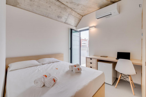 Welcoming double ensuite bedroom with a balcony, in a residence in Sete Rios