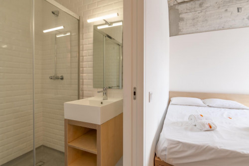 Welcoming double ensuite bedroom with a balcony, in a residence in Sete Rios - Gallery - 10