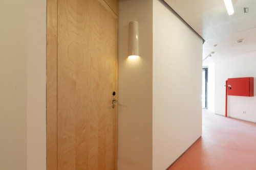 Welcoming double ensuite bedroom with a balcony, in a residence in Sete Rios - Gallery - 11