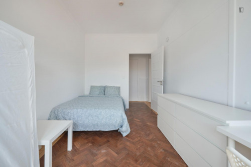 Large double bedroom in Marquês de Pombal