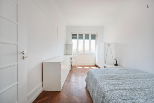 Large double bedroom in Marquês de Pombal