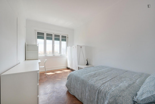 Large double bedroom in Marquês de Pombal