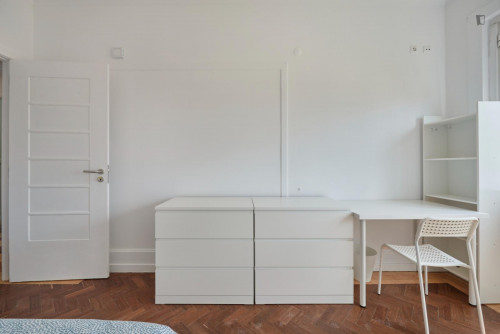 Large double bedroom in Marquês de Pombal - Gallery - 5
