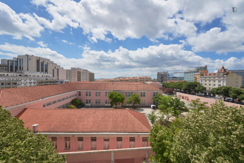 Large double bedroom in Marquês de Pombal - Gallery - 6