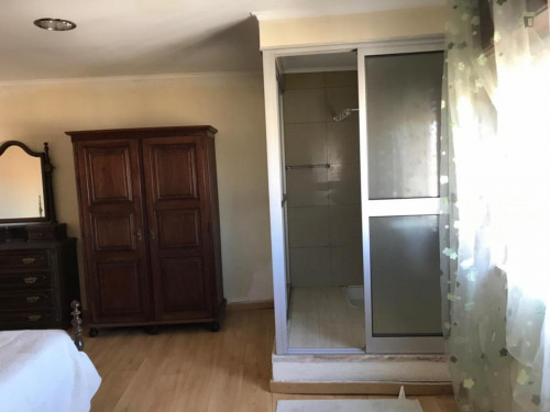 Single bedroom, with private bathroom, in Lumiar
