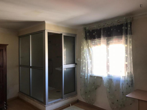 Single bedroom, with private bathroom, in Lumiar