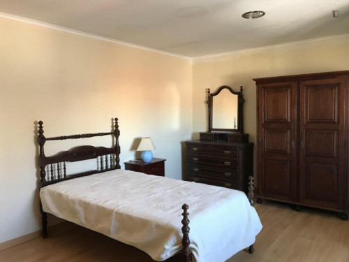 Single bedroom, with private bathroom, in Lumiar