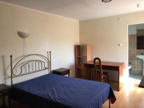 Double bedroom, with private bathroom, close to Senhor Roubado metro