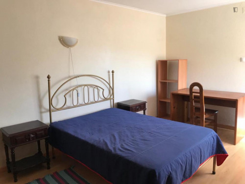 Double bedroom, with private bathroom, close to Senhor Roubado metro