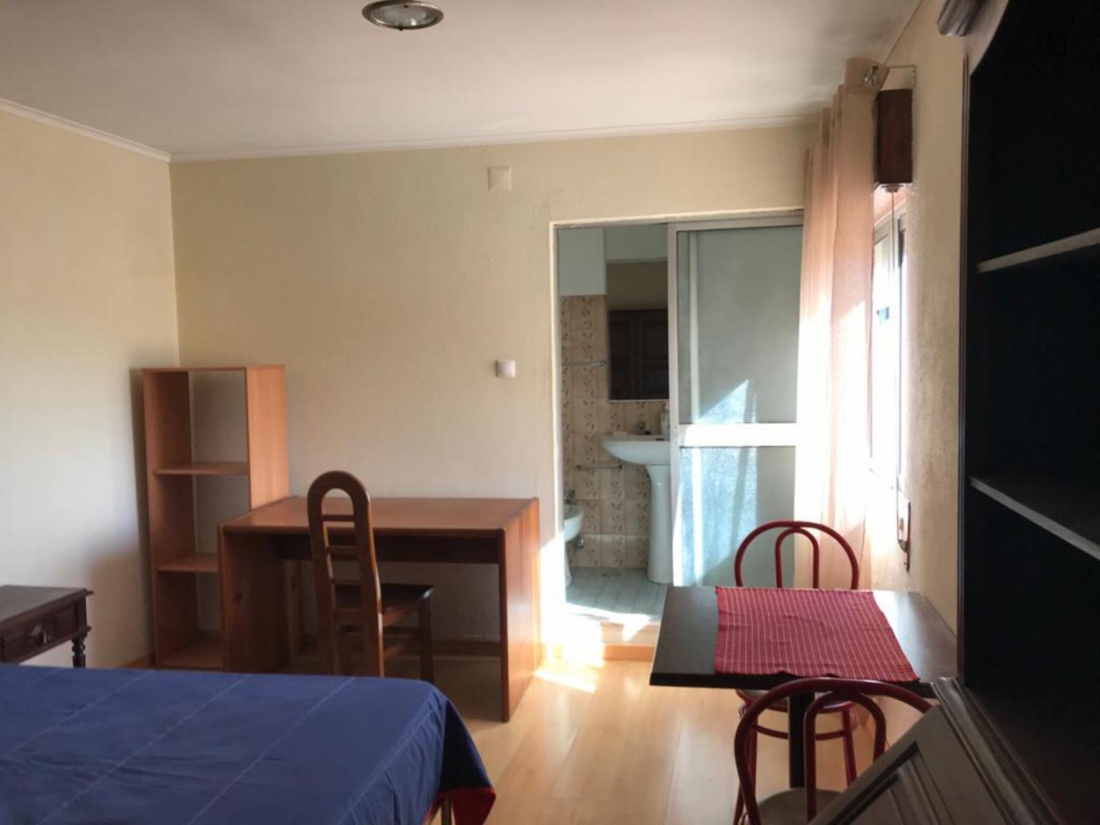 Double Bedroom, With Private Bathroom, Close To Senhor Roubado Metro - 1