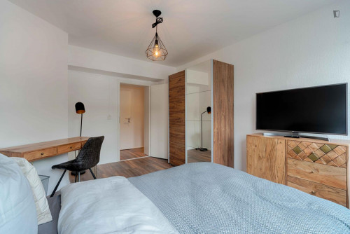 Charismatic double bedroom in a 6-bedroom apartment in Pantaleons-Viertel