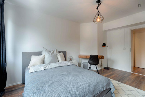 Charismatic double bedroom in a 6-bedroom apartment in Pantaleons-Viertel