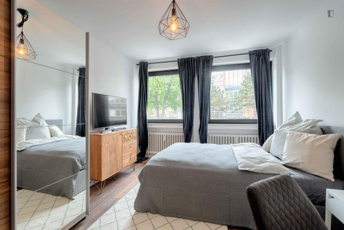 Charismatic double bedroom in a 6-bedroom apartment in Pantaleons-Viertel