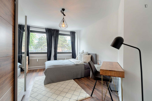 Charismatic double bedroom in a 6-bedroom apartment in Pantaleons-Viertel