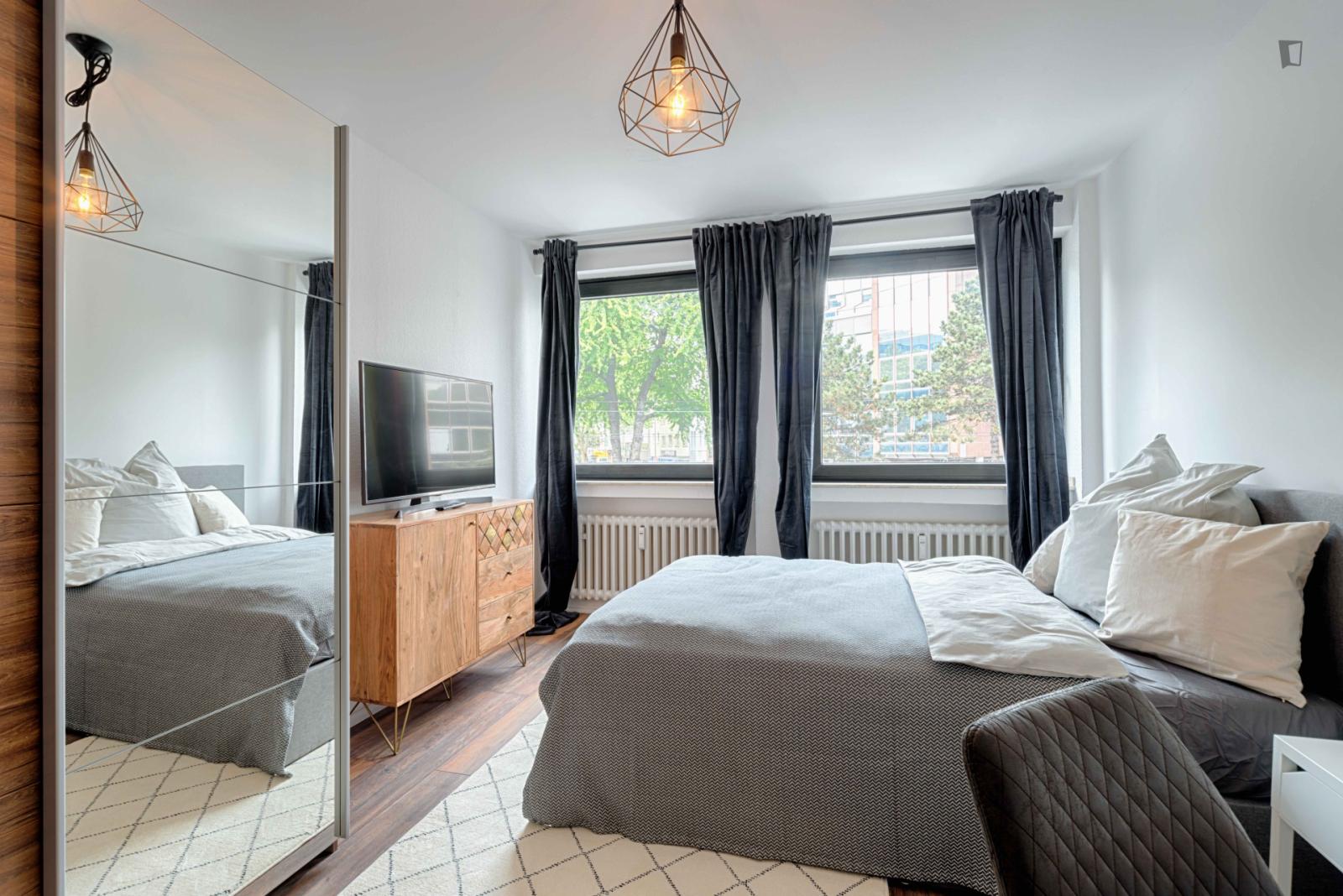  Charismatic Double Bedroom In A 6-Bedroom Apartment In Pantaleons-Viertel  -  Charismatic double bedroom in a 6-bedroom apartment in Pantaleons-Viertel  - Gallery -  1