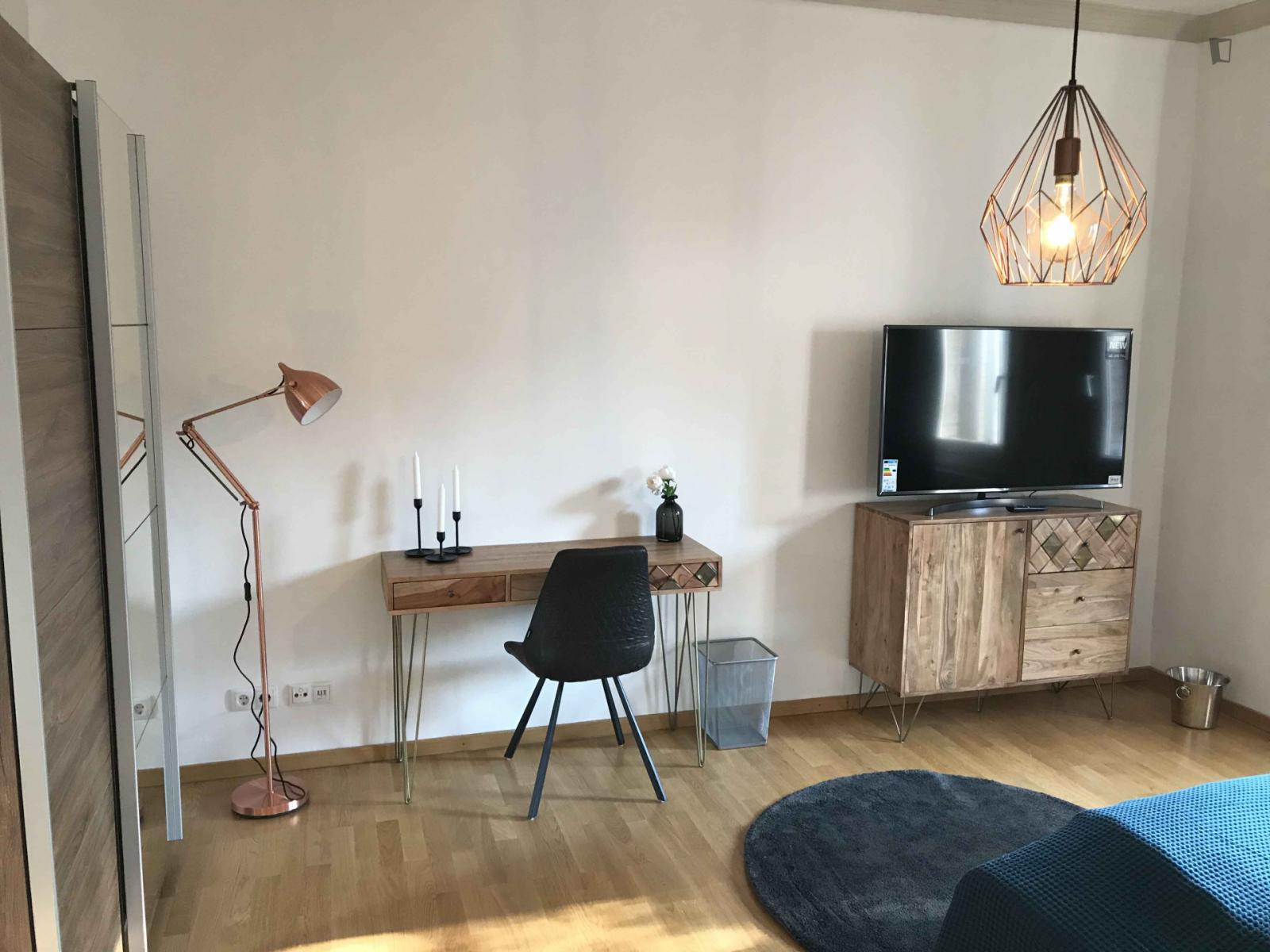 Comfy Single Bedroom With TV Close To Universität Stuttgart - Comfy single bedroom with TV close to Universität Stuttgart - Gallery - 1
