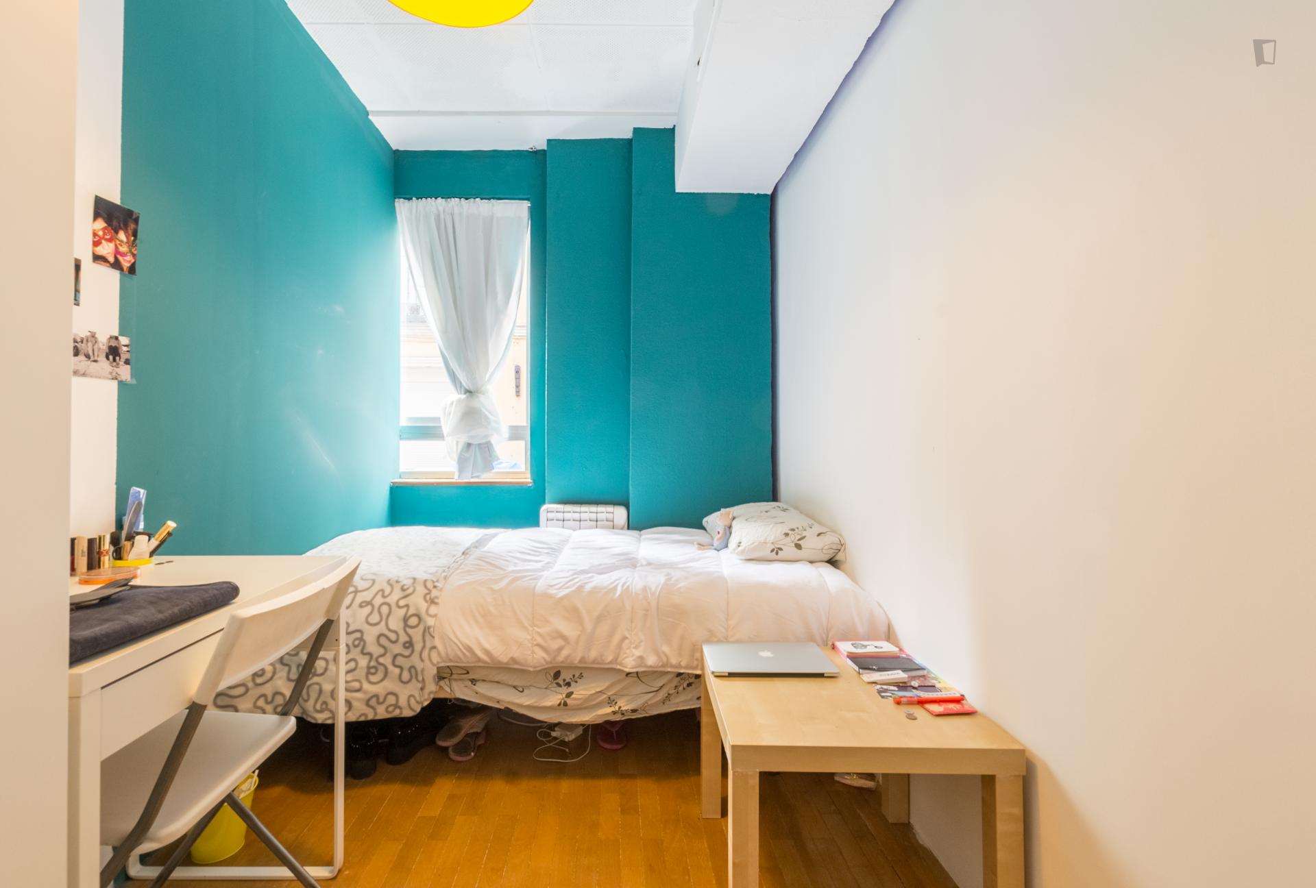Inspiring single bedroom only minutes away from IED Madrid