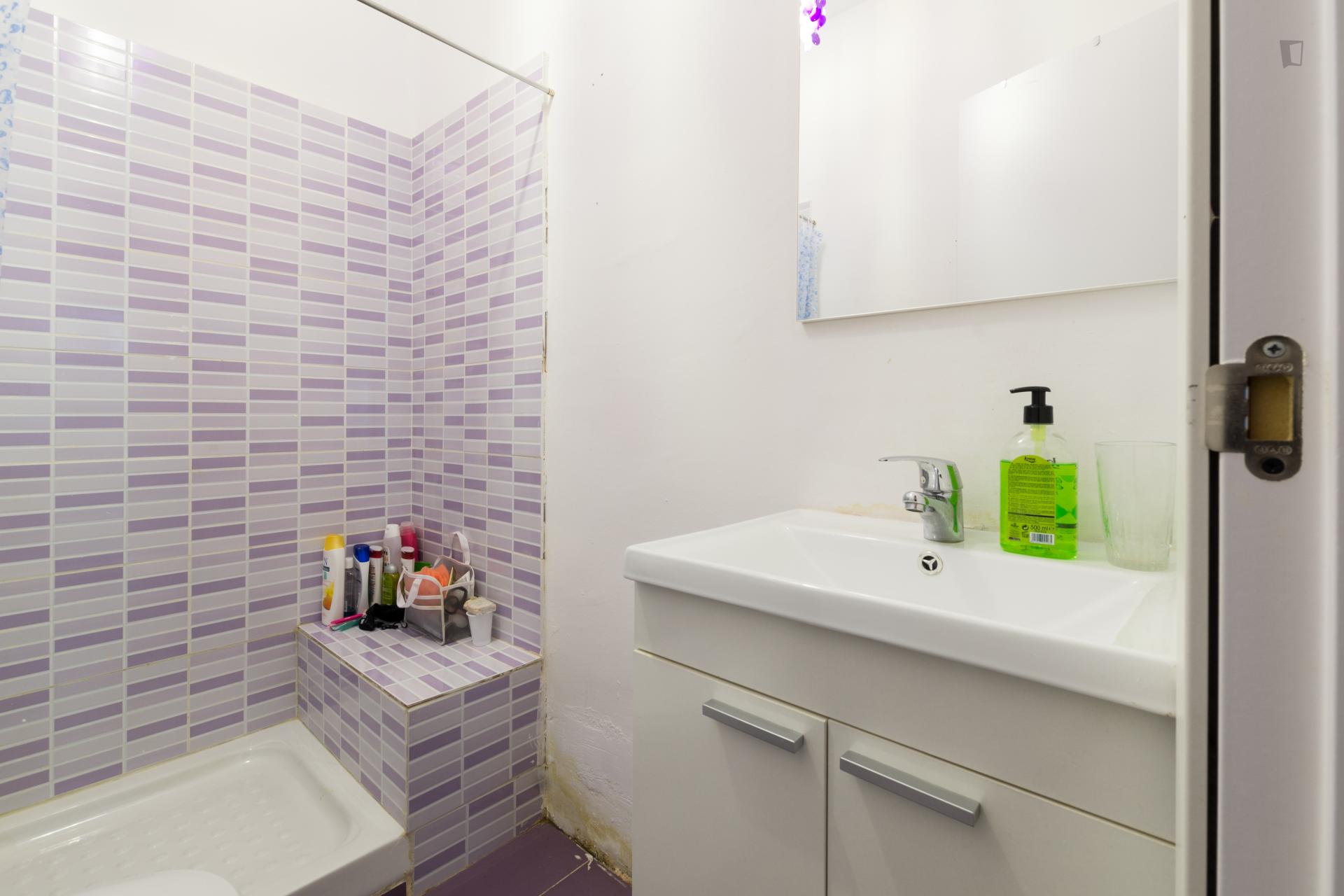 Inspiring single bedroom only minutes away from IED Madrid