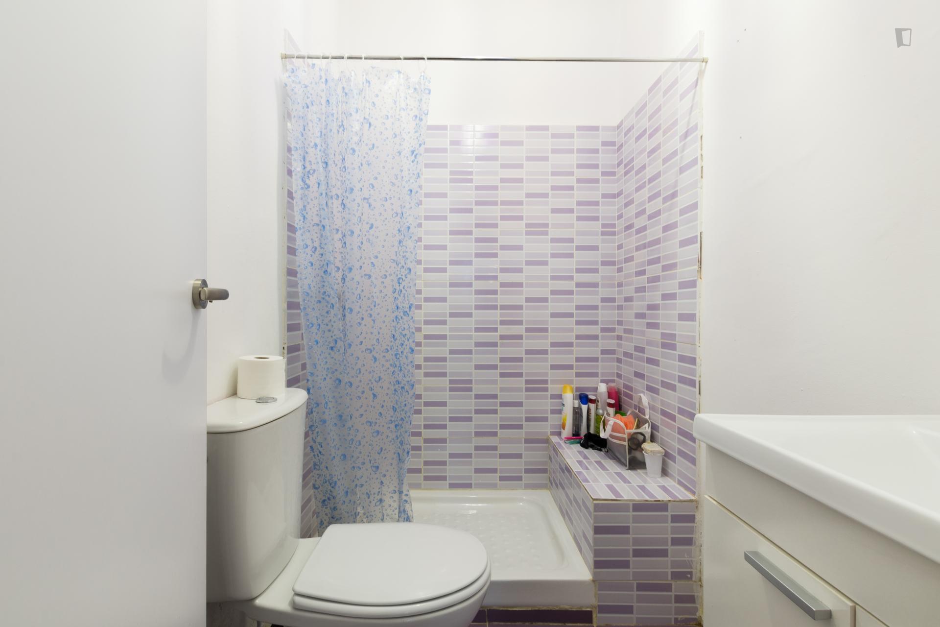 Inspiring single bedroom only minutes away from IED Madrid