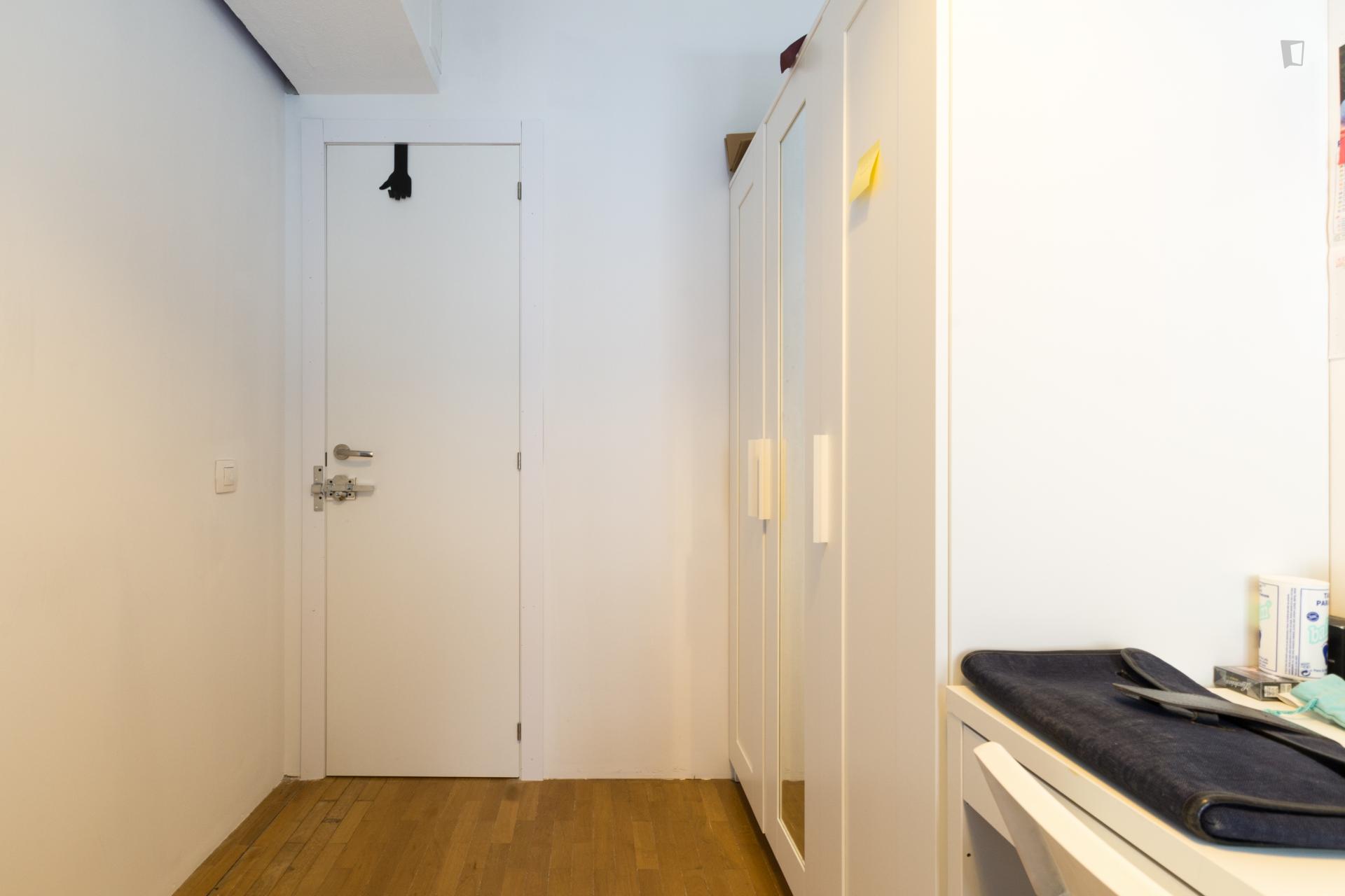 Inspiring single bedroom only minutes away from IED Madrid