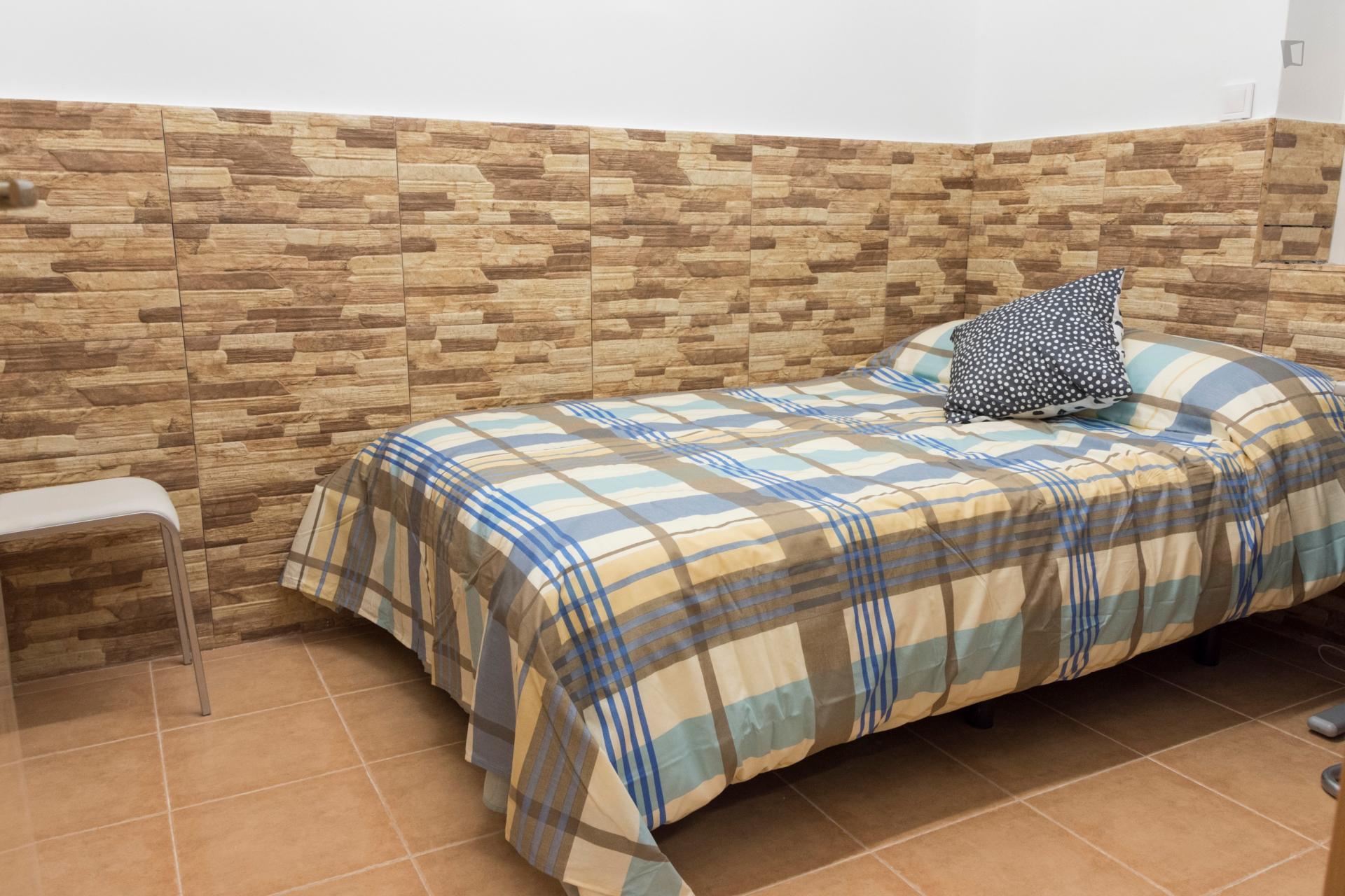 Cool single bedroom close to Universidad Camilo José Cela just for spanish speakers